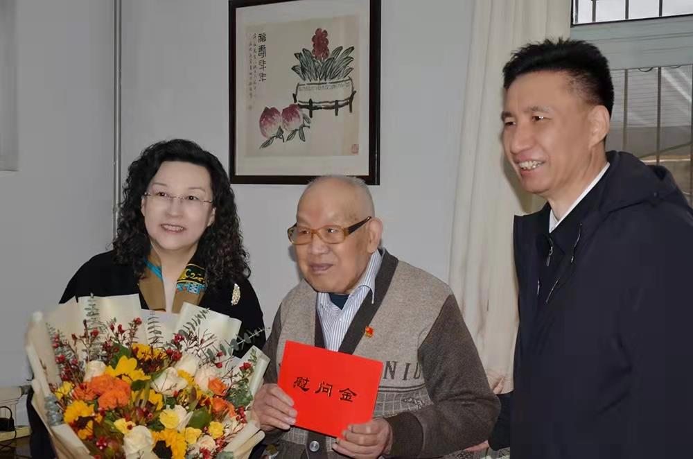 濟南產(chǎn)發(fā)集團黨委副書記、總經(jīng)理黃蓓走訪慰問離休老干部、老黨員